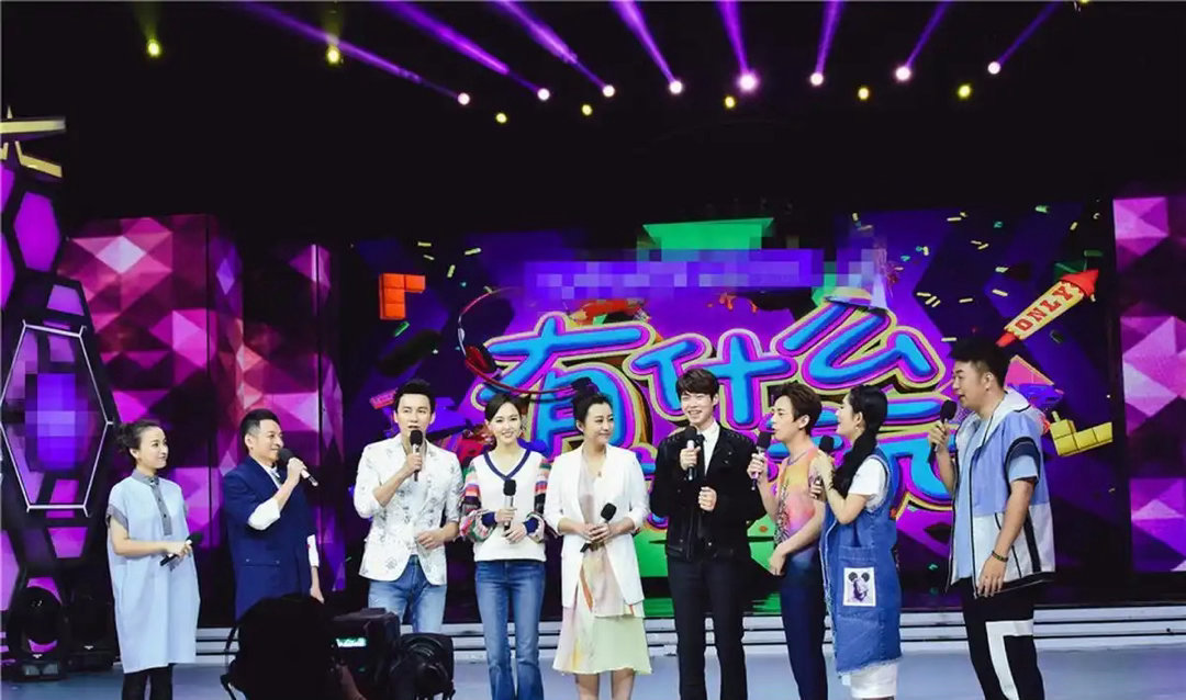 吴昕李维嘉硬核撞脸1_1复刻双胞胎，身穿同款西装妆容几乎难辨真假，何炅电话连线被