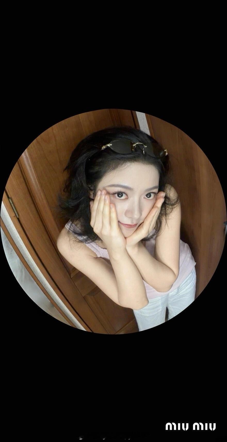 赵今麦 周末营业，Miu Miu浅粉色针织吊带搭配白色长裤，柔和配色清透轻盈，贴