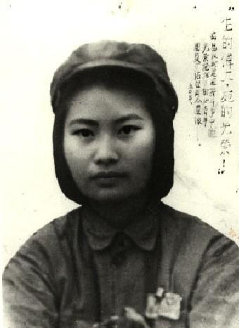 1950年，19岁的丁佑君被土匪轮番凌辱一整晚，之后敌人又扒光她衣服百般折磨，坐