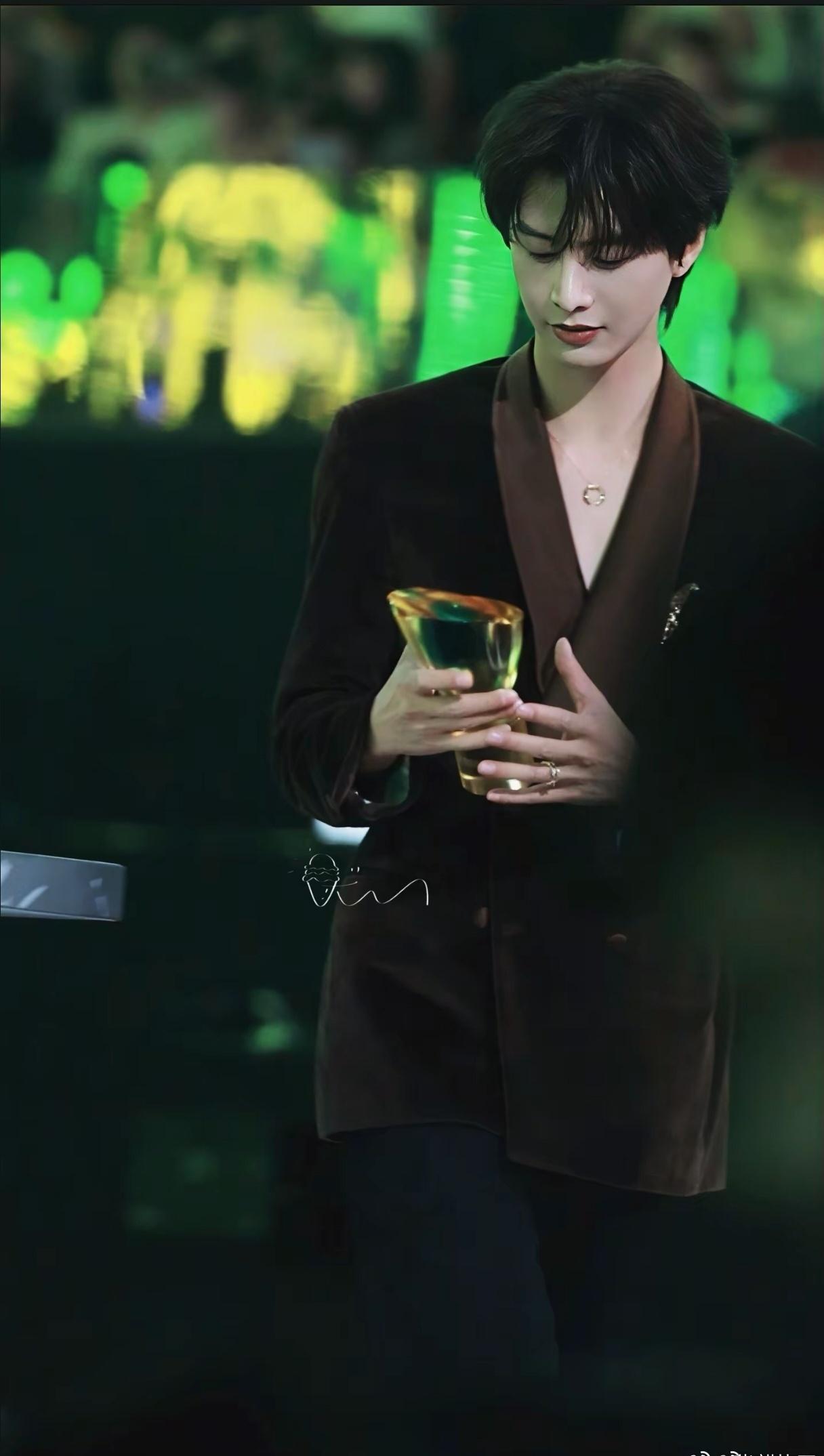 总在台下看着你接过奖杯的模样，看灯光勾勒出你西装的轮廓，心里的小鹿撞了一遍又一遍