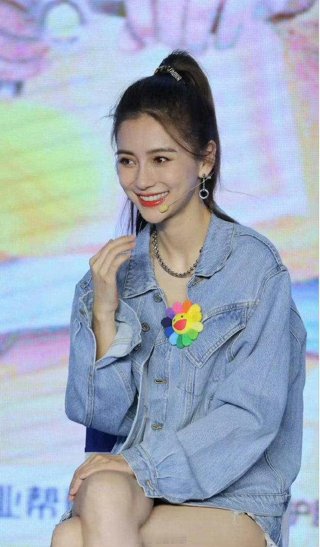 这个角度显得杨颖大腿好宽啊 