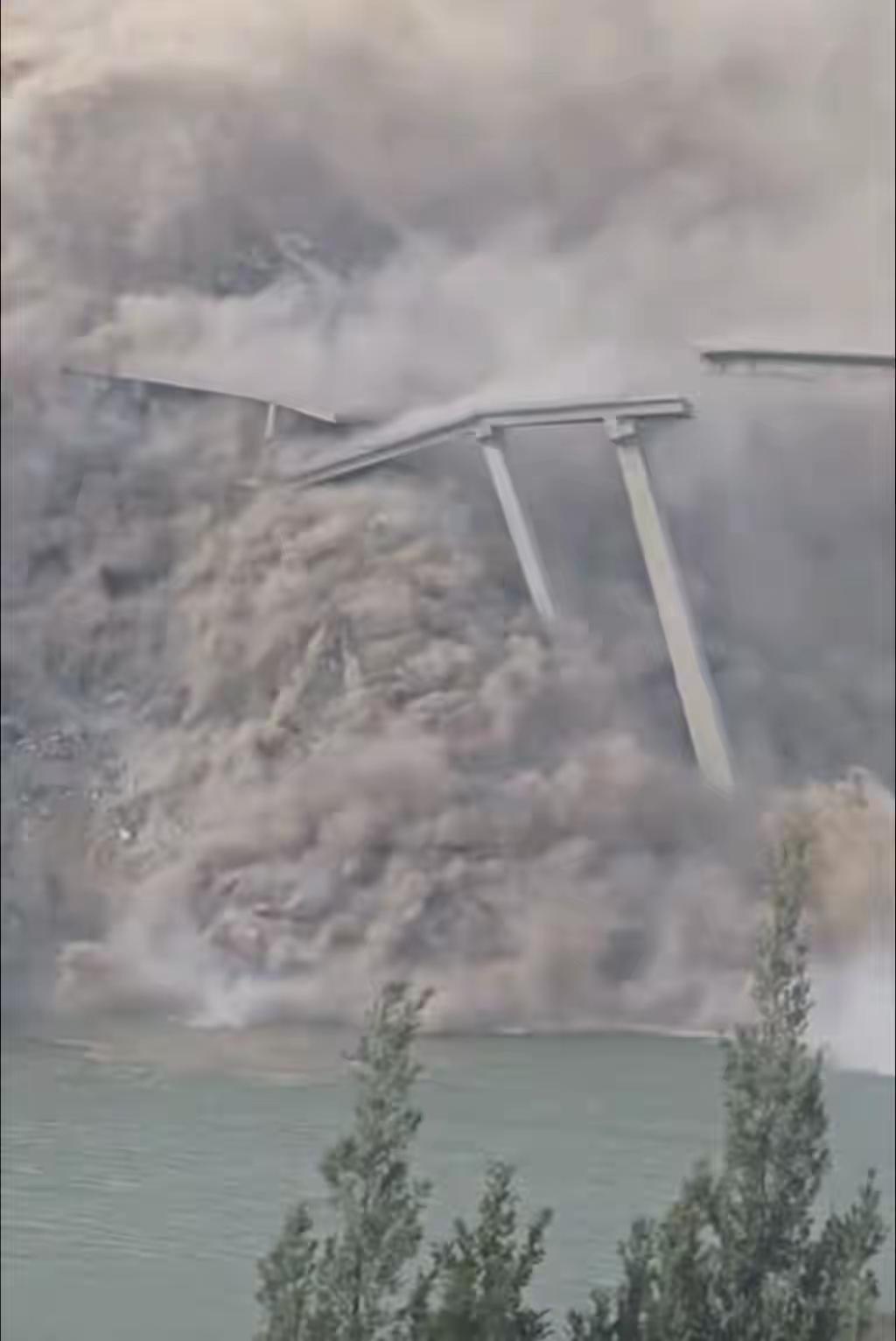 四川红旗特大桥垮塌这个事情，
现在除了调查事故原因之外，
还应该做的一个事情，除