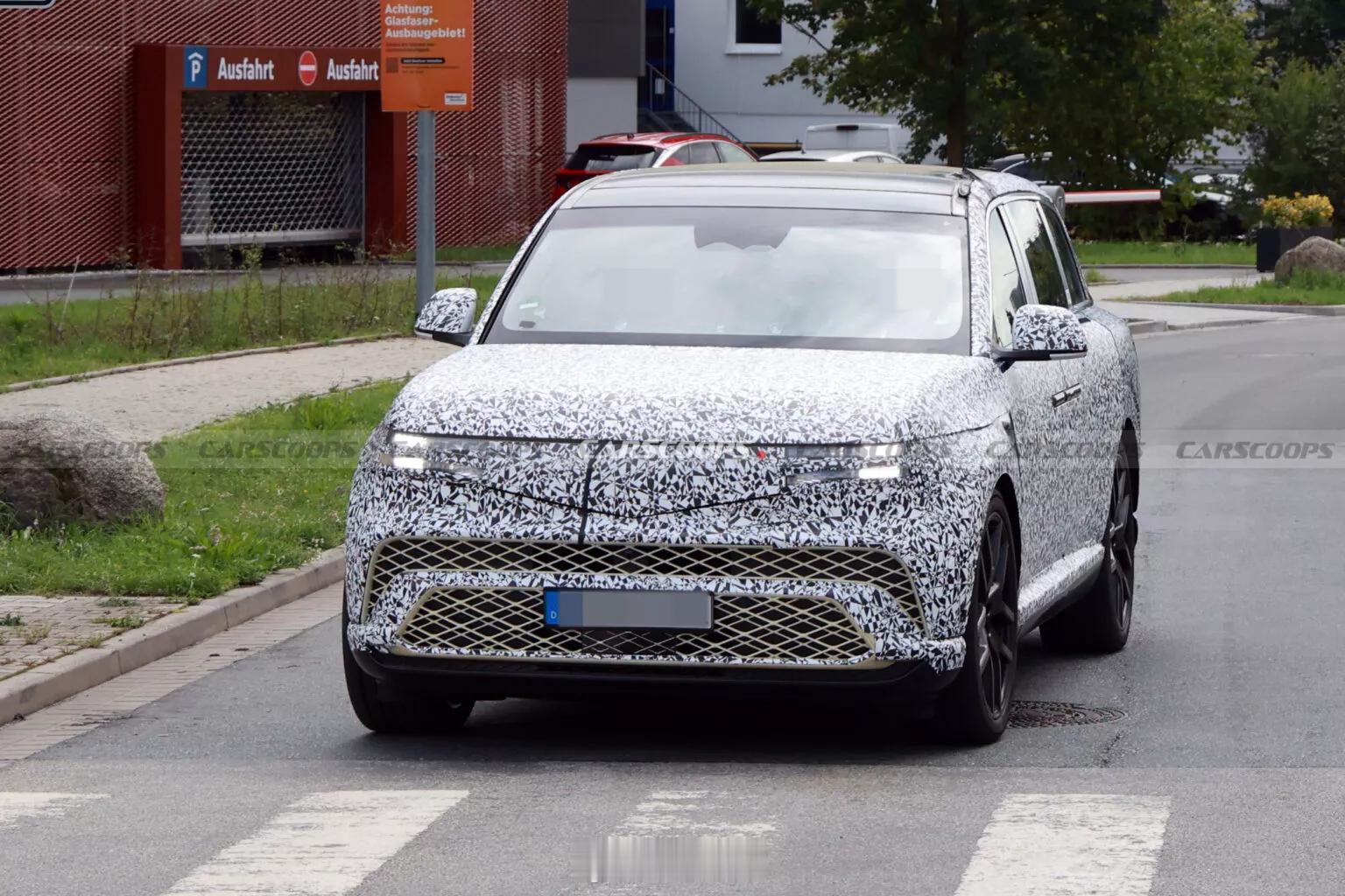 捷尼赛思旗舰SUV GV90路试车曝光～竟然用了概念车同款的无B柱对开门设计，总