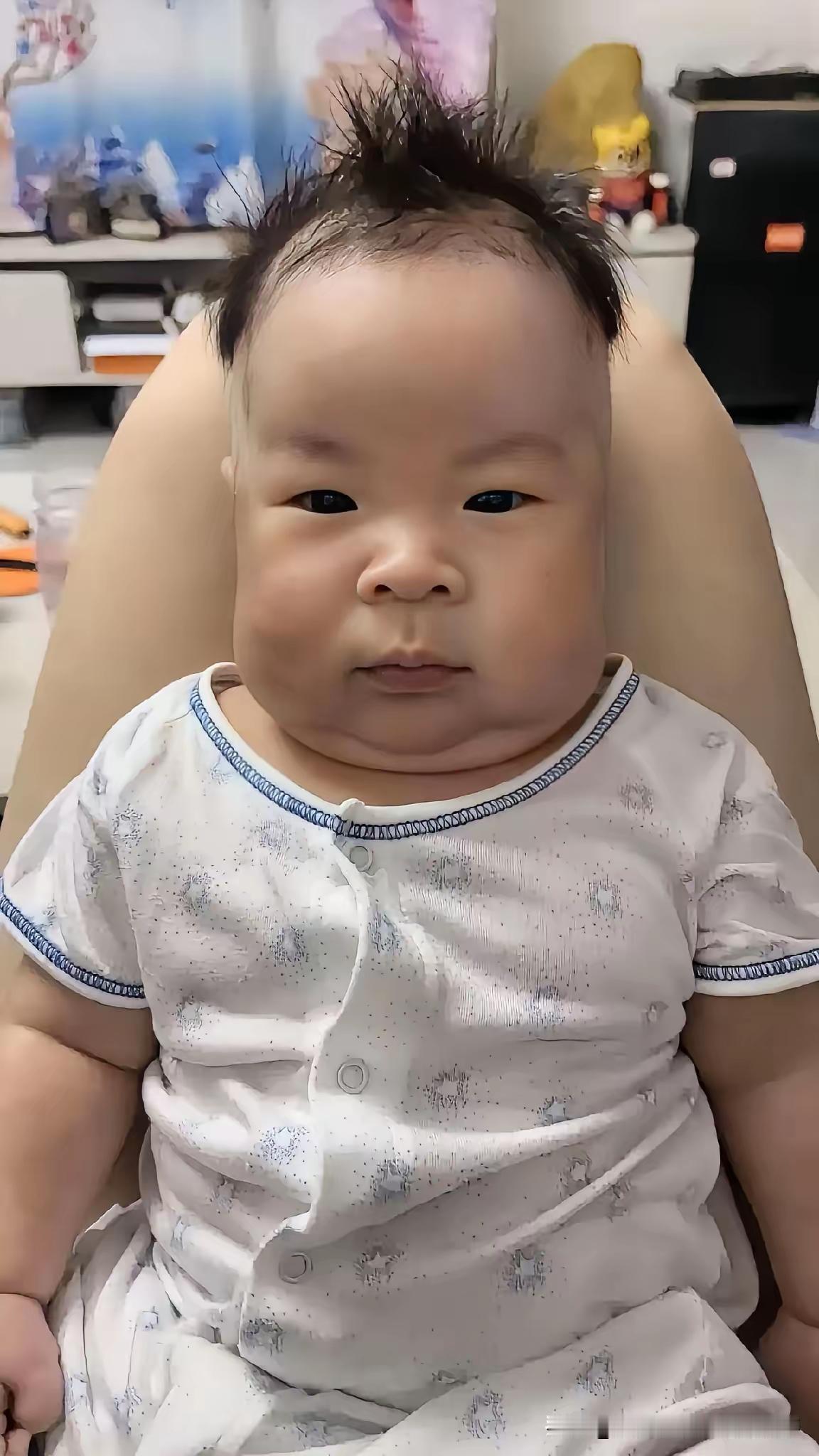 帮朋友的孙子取个响亮点的名字，照片发下面了，二月二出生的！姓朱！