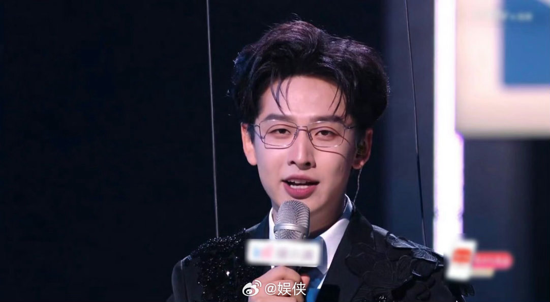 齐思钧吊威亚出场小齐吊威亚登场也太搞笑了！还喊着我上线了，帅气又自带笑点，出场创