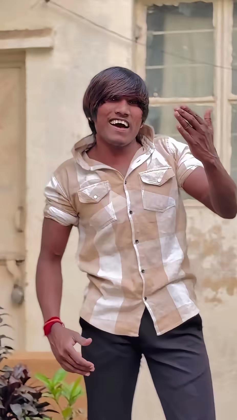 不管你们信不信，他现在可是三哥家的“顶流”明星。这颜值，这身材，这相貌，堪称三哥