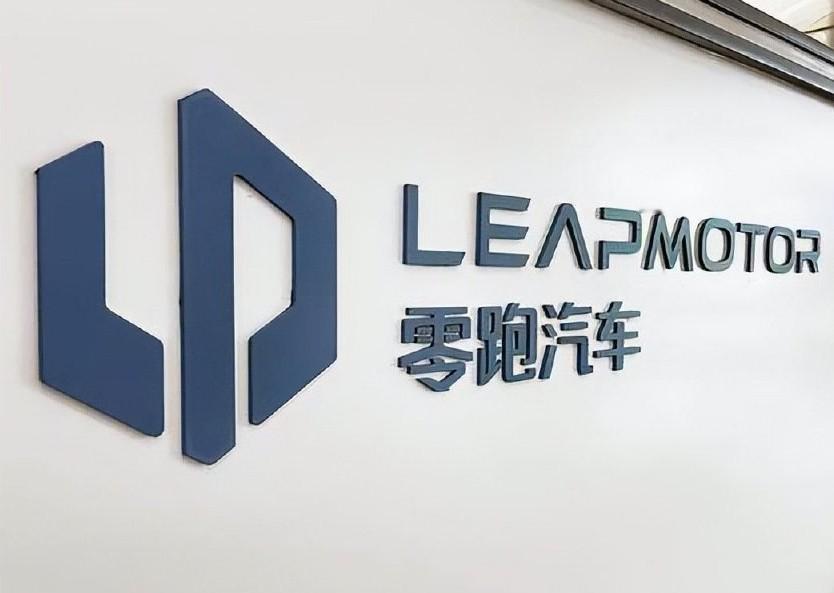 零跑今晚喊出十年400万销量目标，听着热血实则满是挑战。
先看基数，2025年销