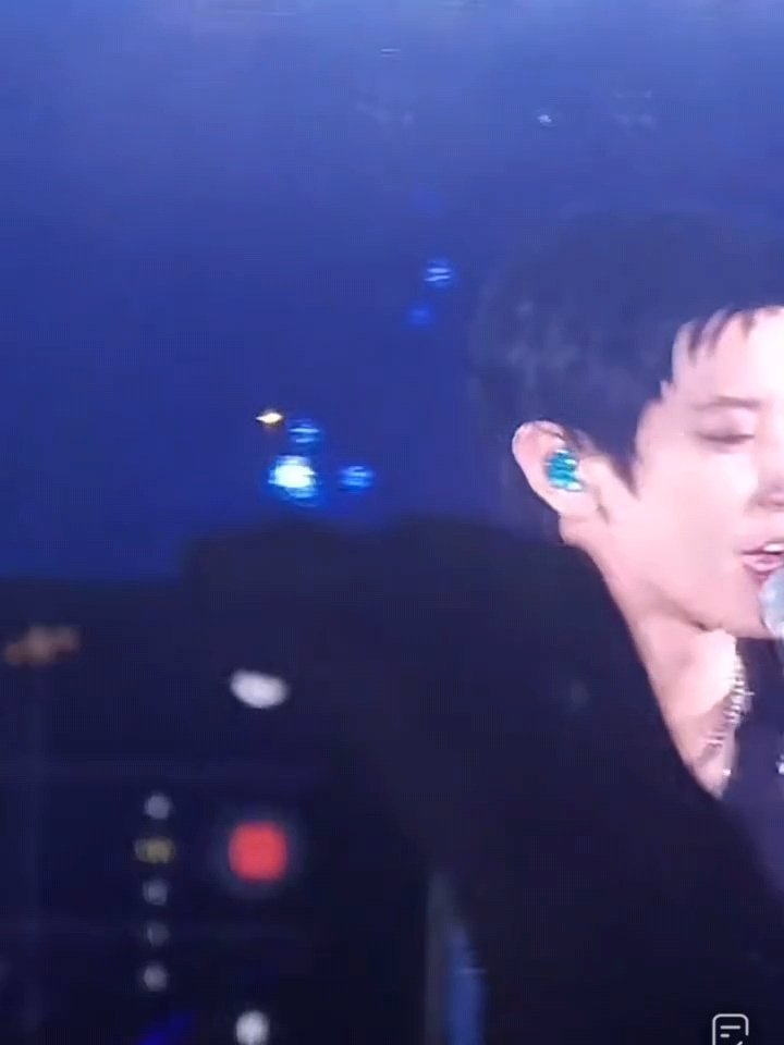 张艺兴吴世勋朴灿烈同框张艺兴吴世勋朴灿烈跨年同台啊啊啊啊啊啊同框了张艺兴吴世勋朴