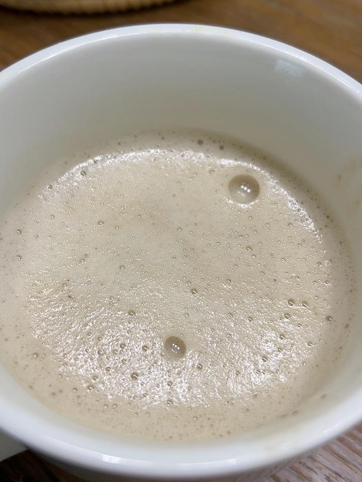 早上一杯热乎乎的豆浆，太棒了，营养丰富，自己打的豆浆就是好喝，里面加红枣，更营养