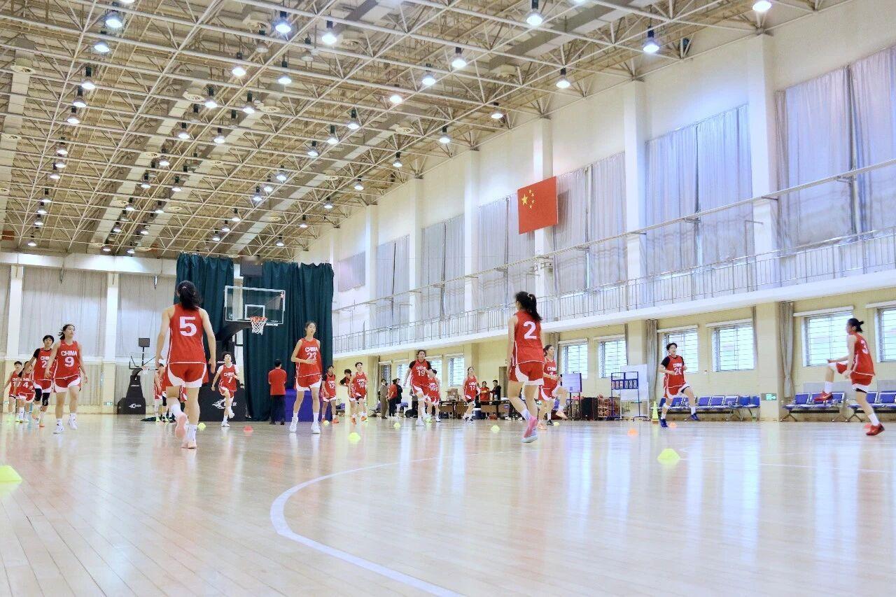 中国篮协主席郭振明前往秦皇岛训练基地，看望正在集训的中国U17、U18女篮队员。