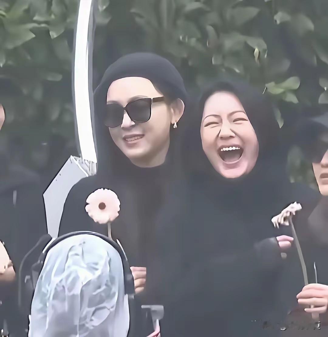 十年后，玥儿看到这些照片会是什么心情？
大S周年祭，小S笑得比谁都开心，这哪里是