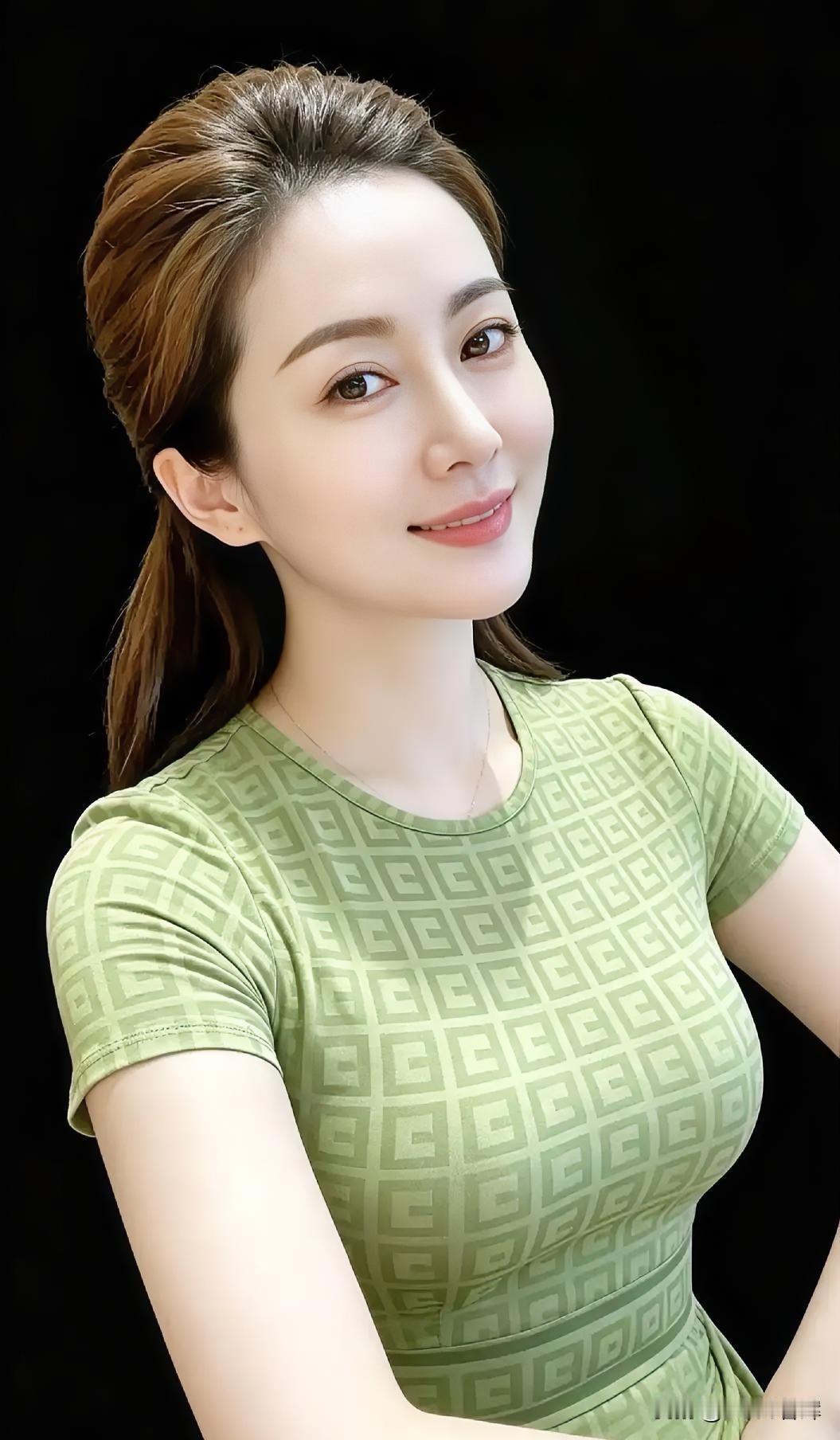 浅衫映温婉，笑靥似春阳，一眼便心醉。