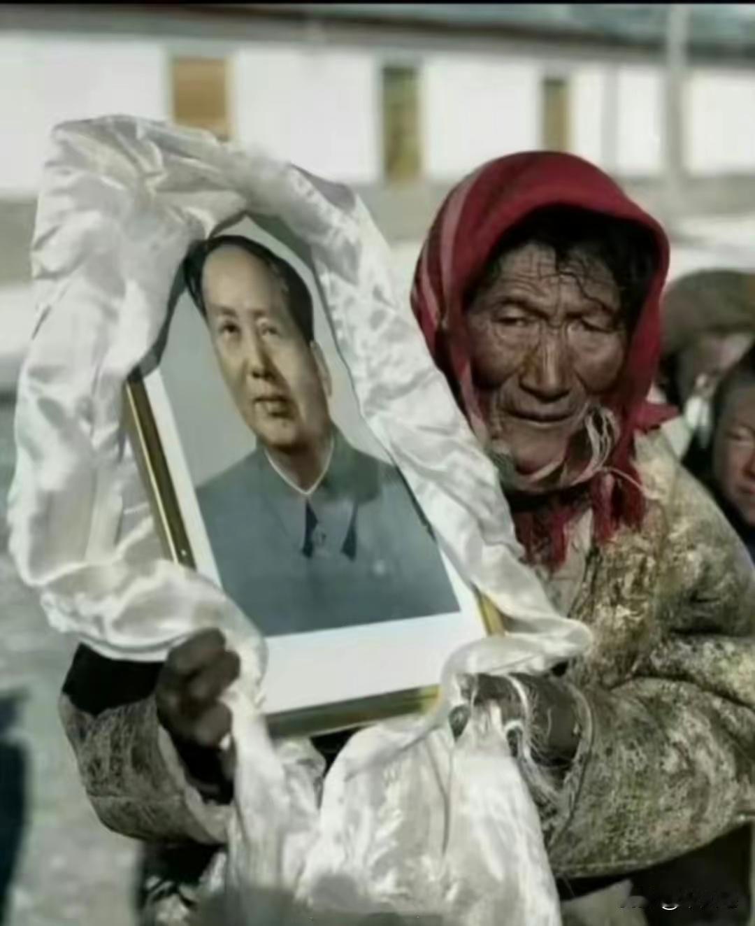 藏民大哥捧进新房的不是画像，是刻进骨子里的感恩！
 
刷到个画面直接破防！藏民大