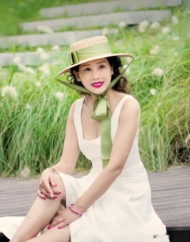 惊爆！昔日夫妻何晴与许亚军处理离婚的方式十分意外。1995年拍《风荷怨》，已婚的