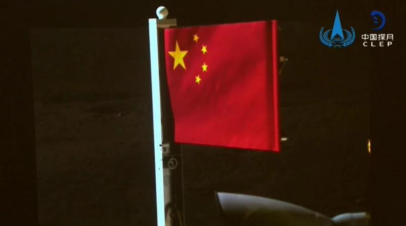 6月3日，月表取样完成后，嫦娥六号着陆器携带的一面由玄武岩纤维制成的“石头版”五