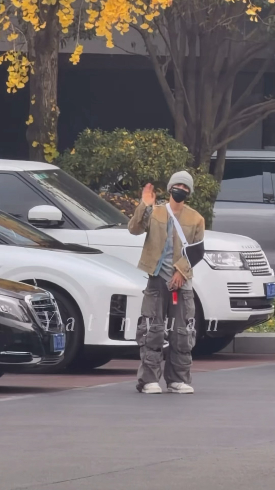 这个带伤出工的哲远好乖喔一直在和粉丝挥手陈哲远带伤出工