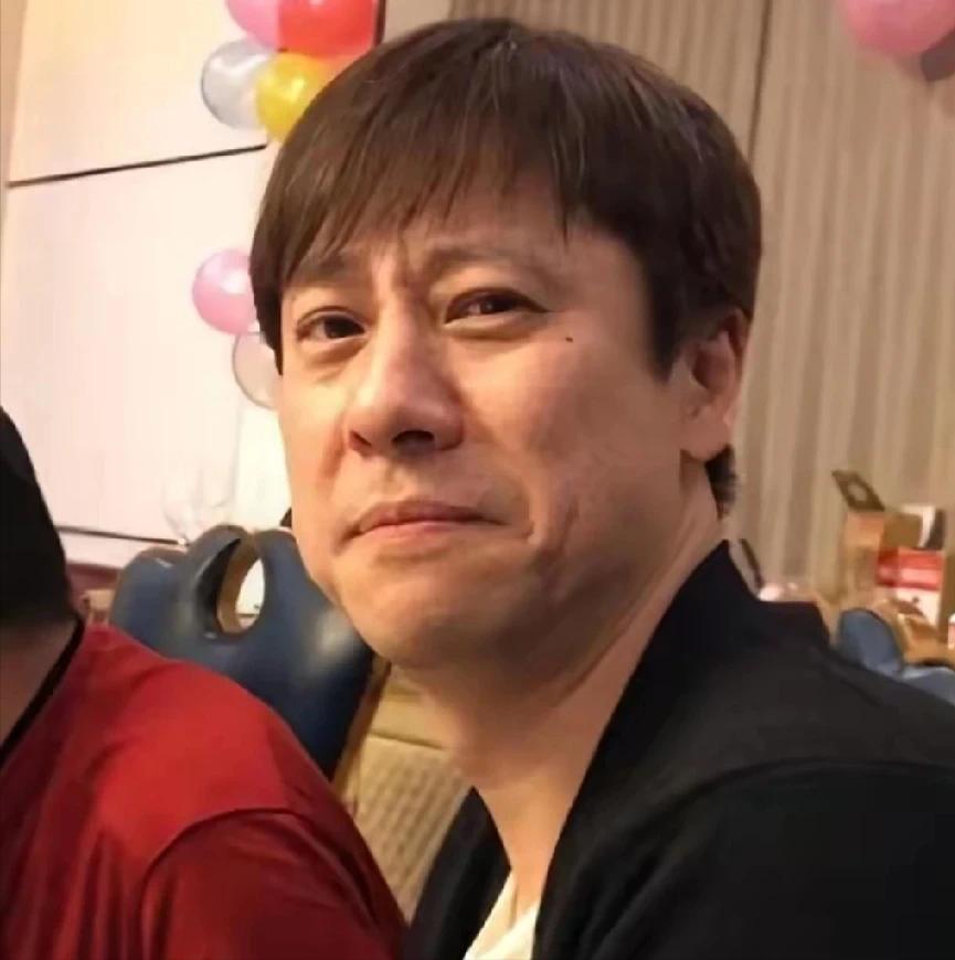 [微风]解晓东现在住在蚌埠，房子是普通的居民房，而不是高档小区的，去年底他宣布清