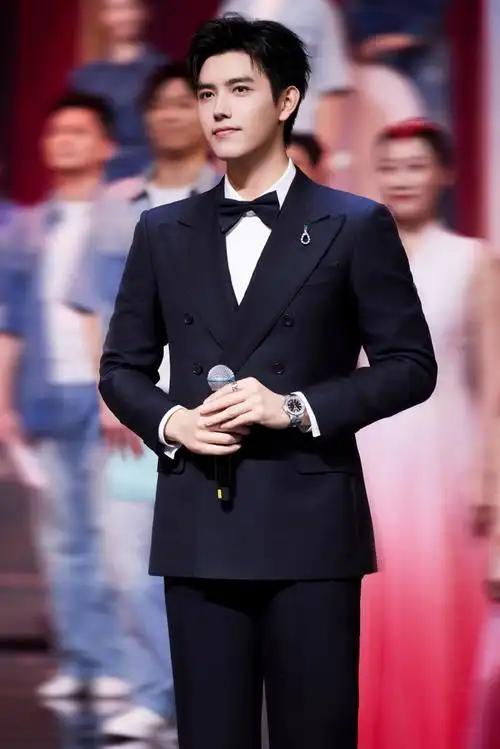 陈飞宇在第38届中国电影金鸡奖上担任主持人，紧张表现引发网友热议，究竟发生了什么