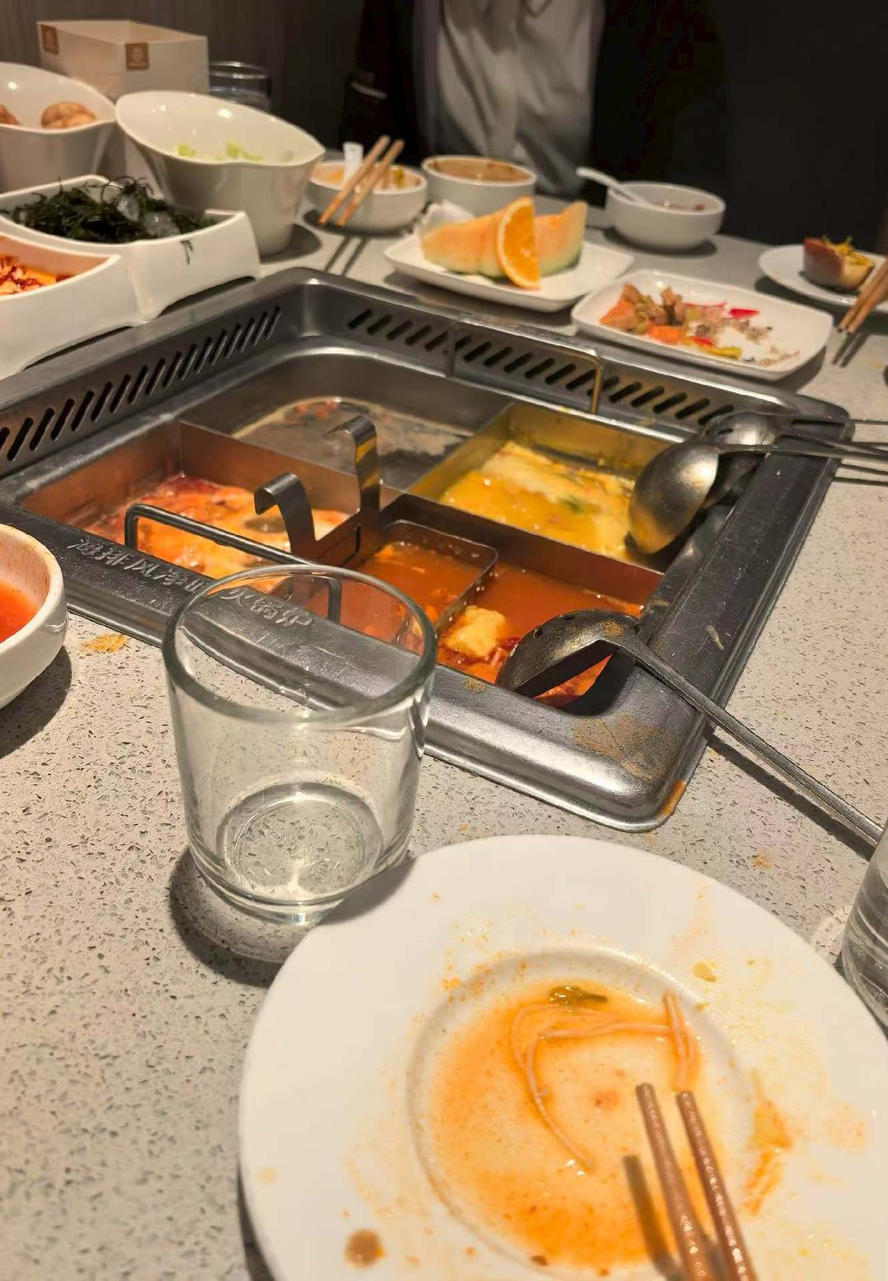 虽然知道孕妇吃海底捞不好，可还是依了儿媳妇的心愿，带她去吃了一次。

儿媳妇的妈