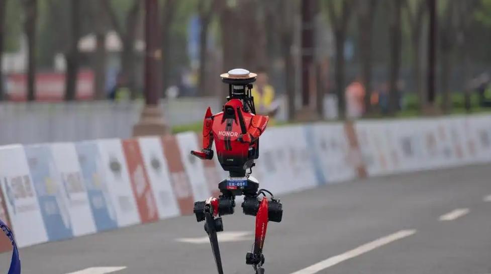 还记得被大家戏称为“机器人太奶”的人形机器人吗？
 
4月19日，阿紫北京亦庄人