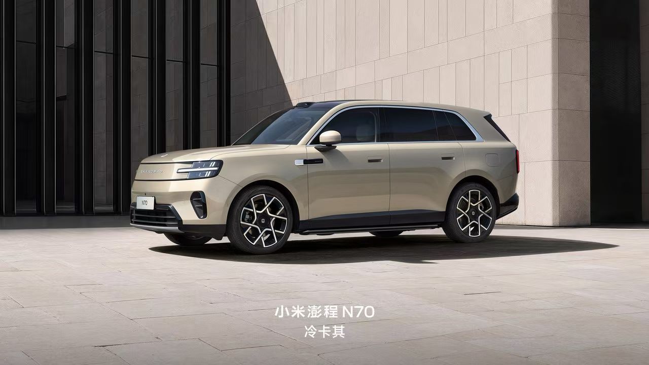 小米澎程这个冷卡其配色真的长在审美点上了，属于很低调的大地色系，融合了卡其、浅灰