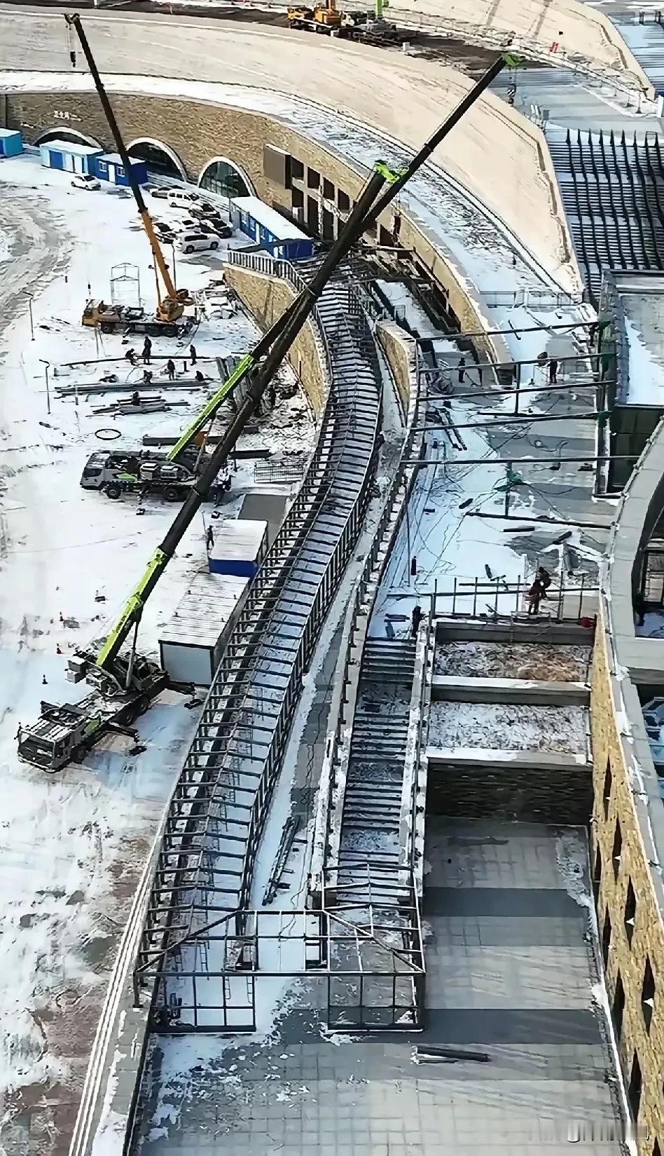 冰雪大世界建的这是暖廊吗？要不咋说还得是滨子呢，宠客那真不是说说的！

冰雪大世