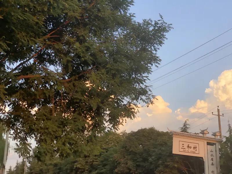 看到“淡看人生三千事”这个上联，我第一反应就想到“笑对尘世几春秋”。
人生在世，