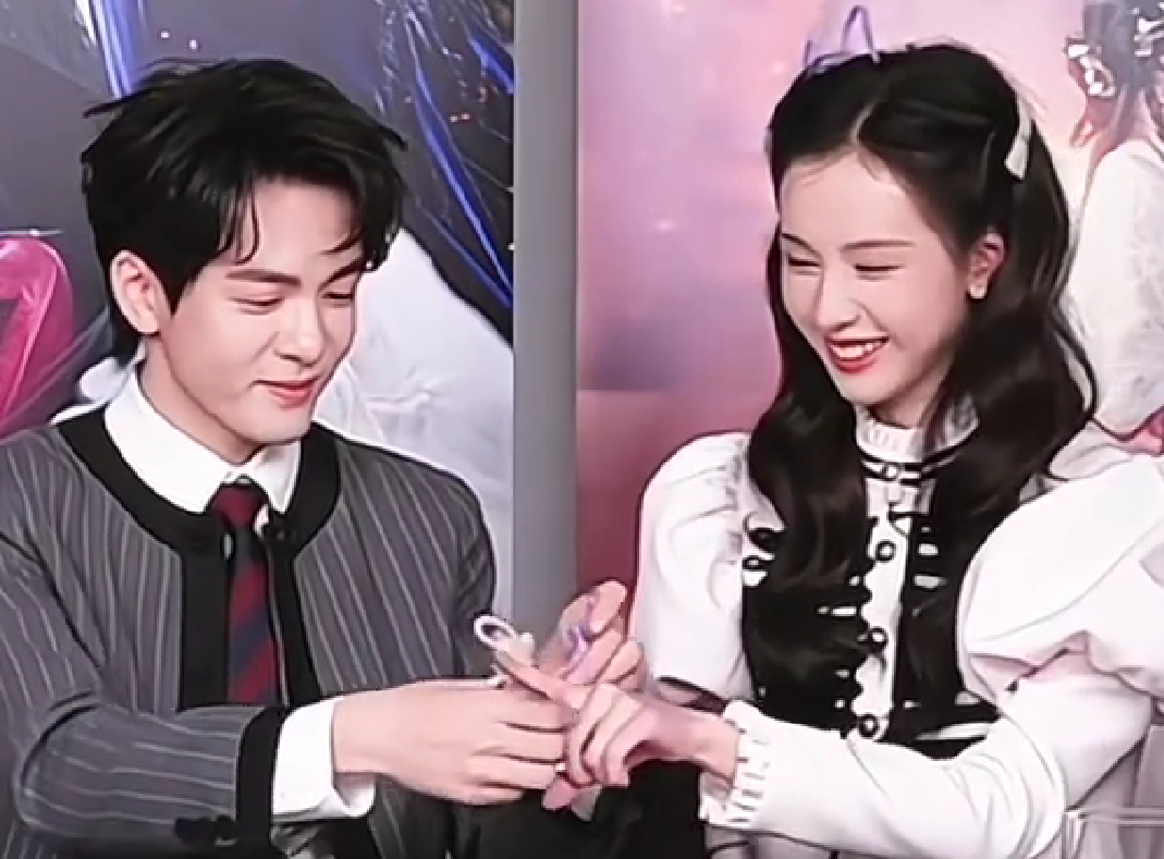 曾舜晞给陈都灵戴戒指曾舜晞剧宣杀死比赛 戴戒指的曾舜晞，眼神好深情 