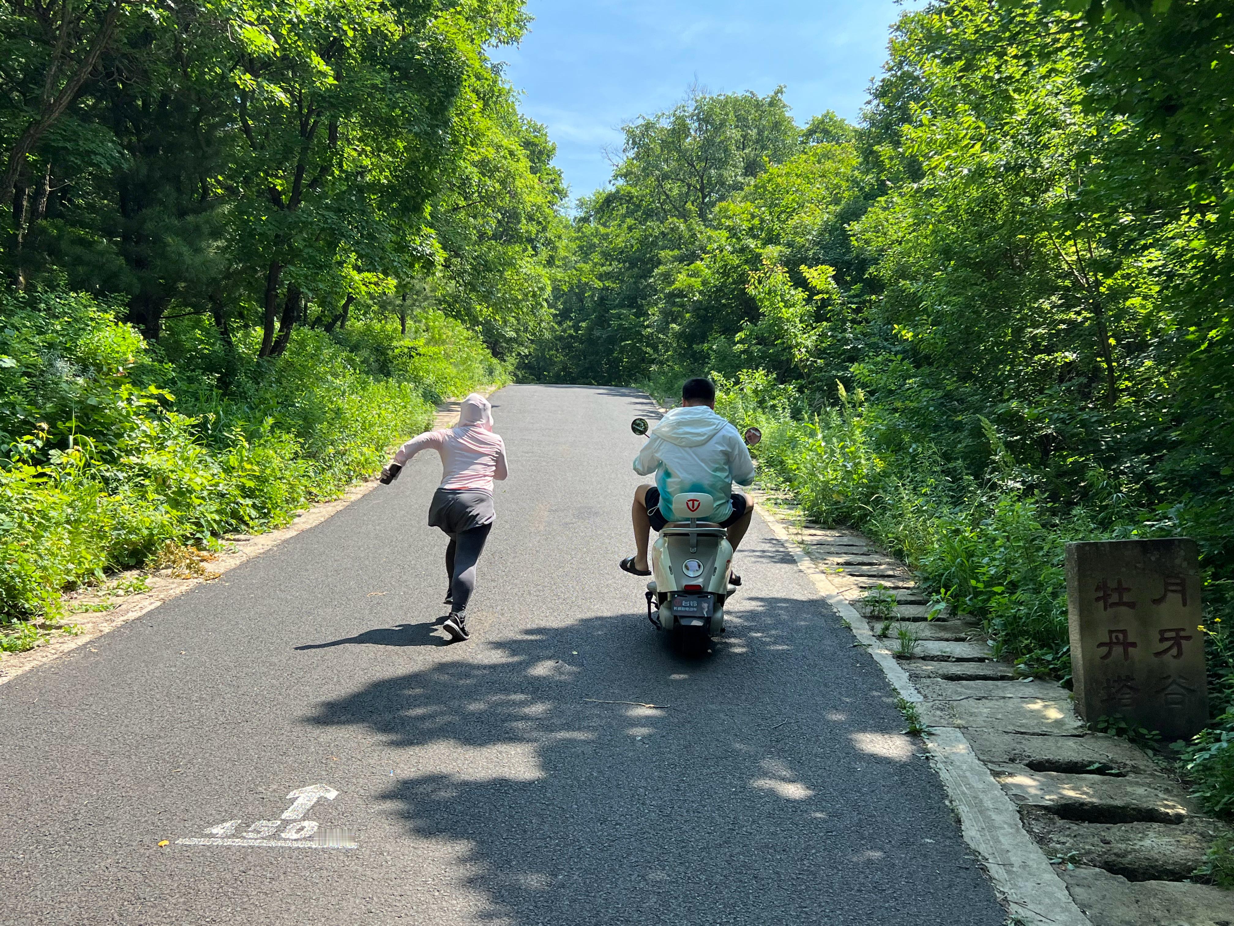 [允悲][允悲][允悲]男生骑个电动车女生嗷嗷跑  ​​​