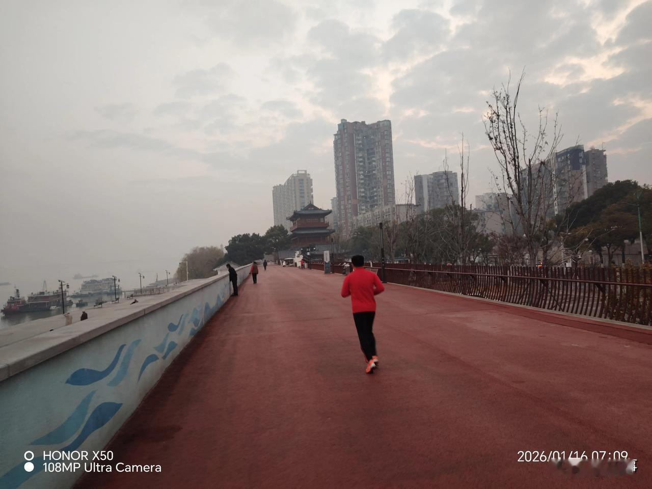 探寻人工智能长江岸边晨练“探寻人工智能”