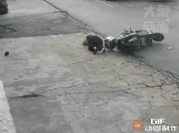 #中山一骑车女子遇开门杀不幸身亡# 开门杀导致的交通事故真的不少，我是说假如，假