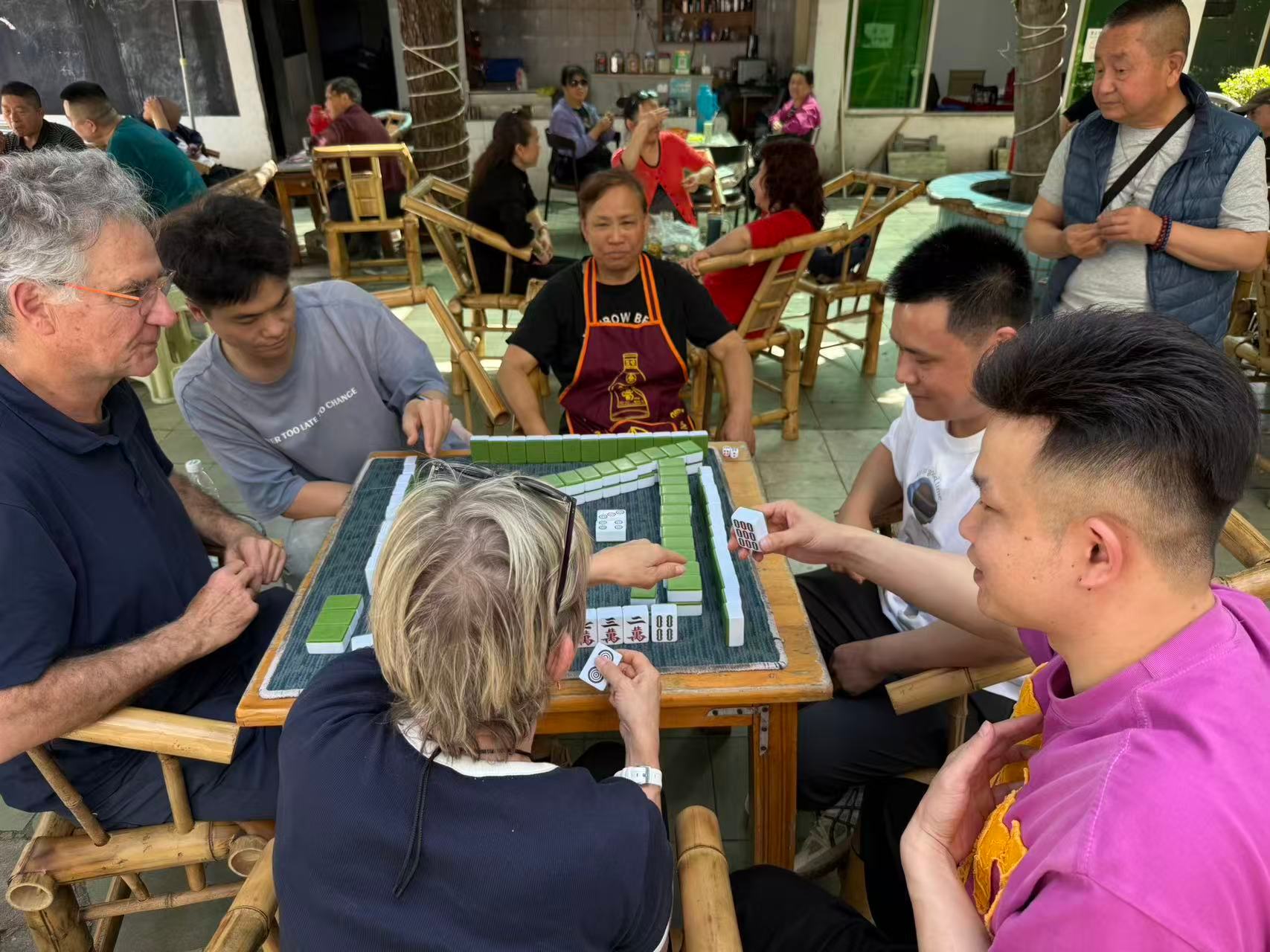 国际友人来成都，也得先学会搓麻将…