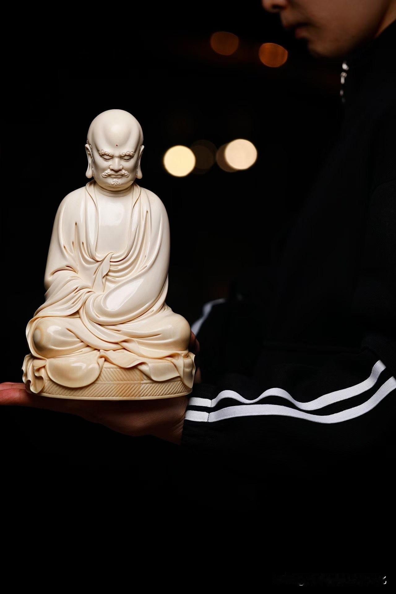 蒲团之上，达摩垂眸静坐，神情专注而沉静。

循摹何朝宗经典造像，衣褶层层垂落，线