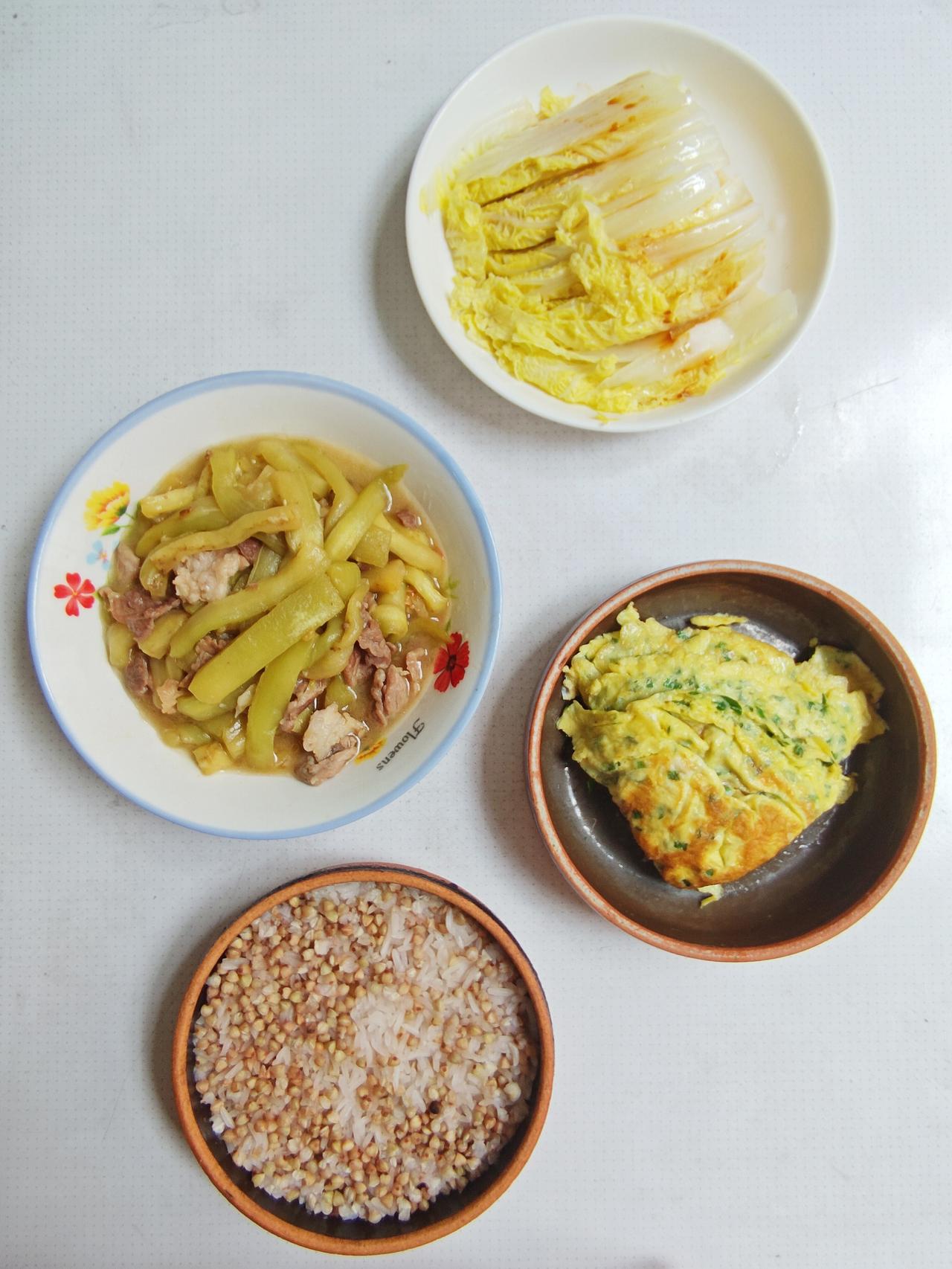 减脂小碗菜：肉丝炒茄丝3，韭菜煎蛋2，蒸娃娃菜0.6，荞麦饭0.5，食材成本6.