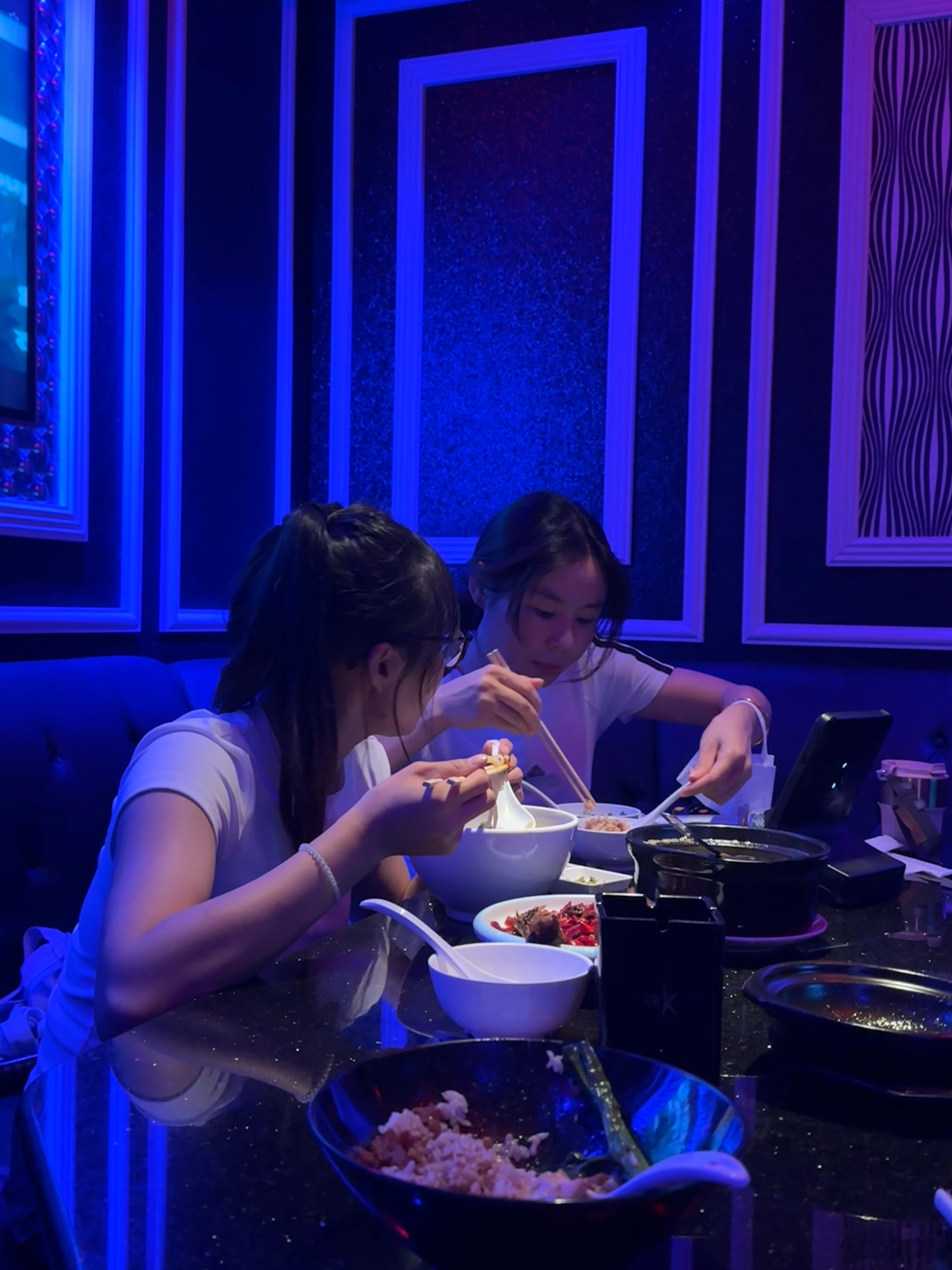 想来KTV吃饭，所以来K歌