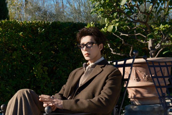 王安宇是深情眼不是生擒眼王哥这一个回眸简直是要迷倒我的程度，王哥让你深情眼，不是