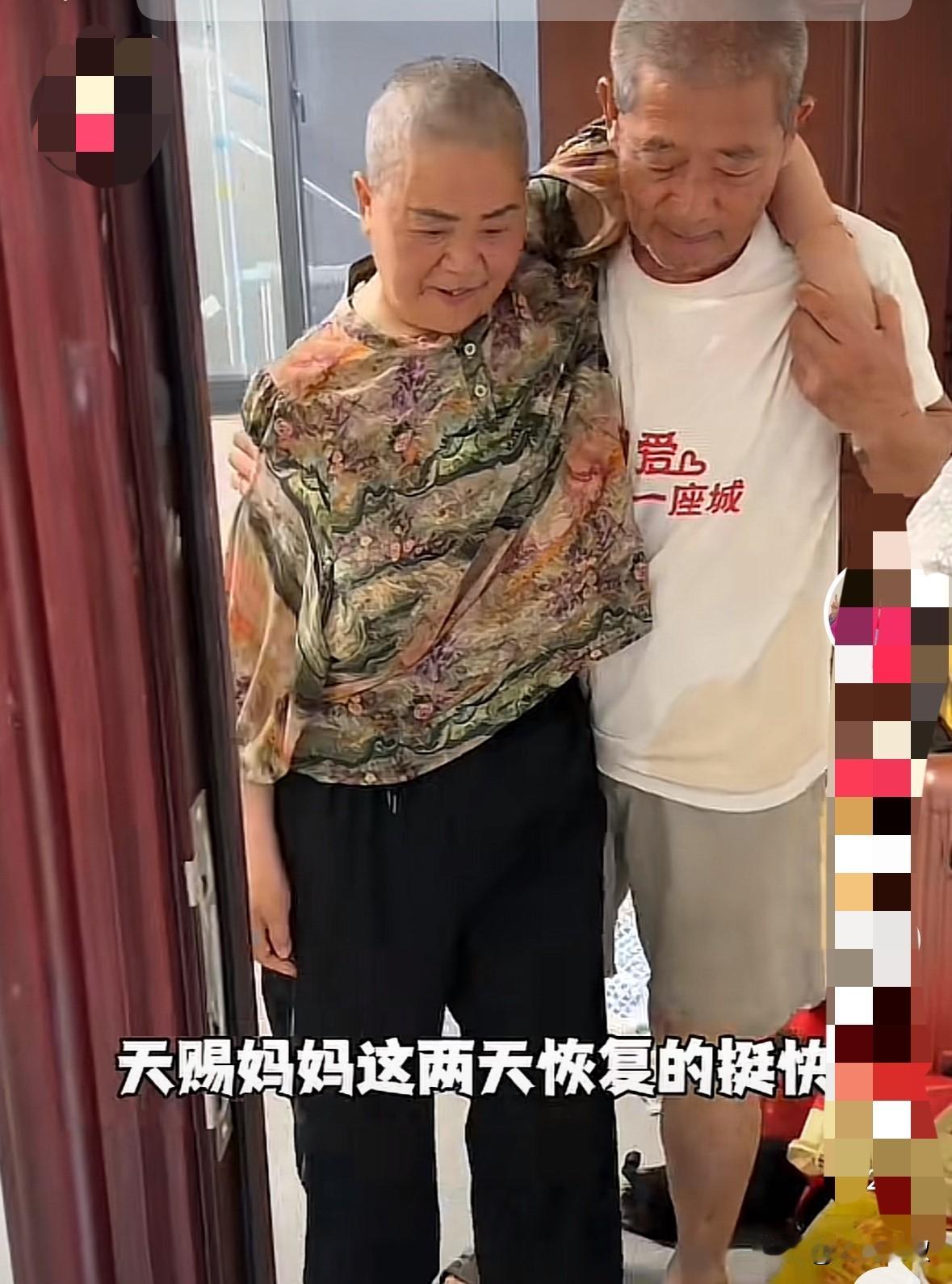 天赐妈妈现在无法自理了，可天赐爸爸没有一句怨言，从来都是笑呵呵的。

天赐爸爸先