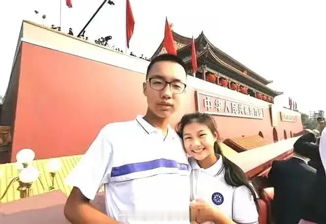 毛东东和妹妹毛甜懿的合照，毛东东比妹妹大5岁，现年19岁。毛东东14岁时，就已经