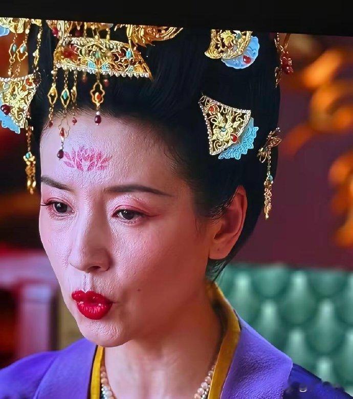 莫离，是真的一点美颜磨皮没开啊这也太高清了吧。董洁这皮肤毛孔和纹路看的一清二楚太