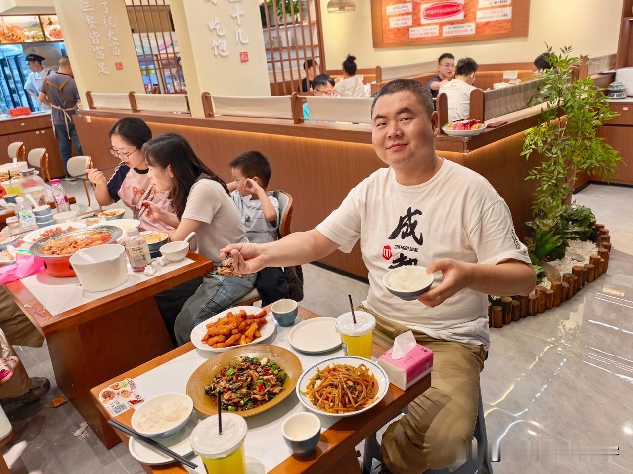 夜晚，在成都市人民公园旁边，发现一家新开业的祝大富川味小炒店。吃饱喝足，临走的时