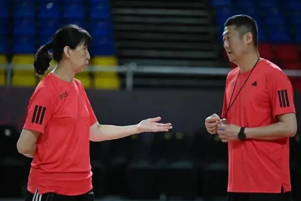 赖亚文继续努力，带领中国排球冲不出亚洲走向国内！自己玩！打不赢国外球队不跟他们玩