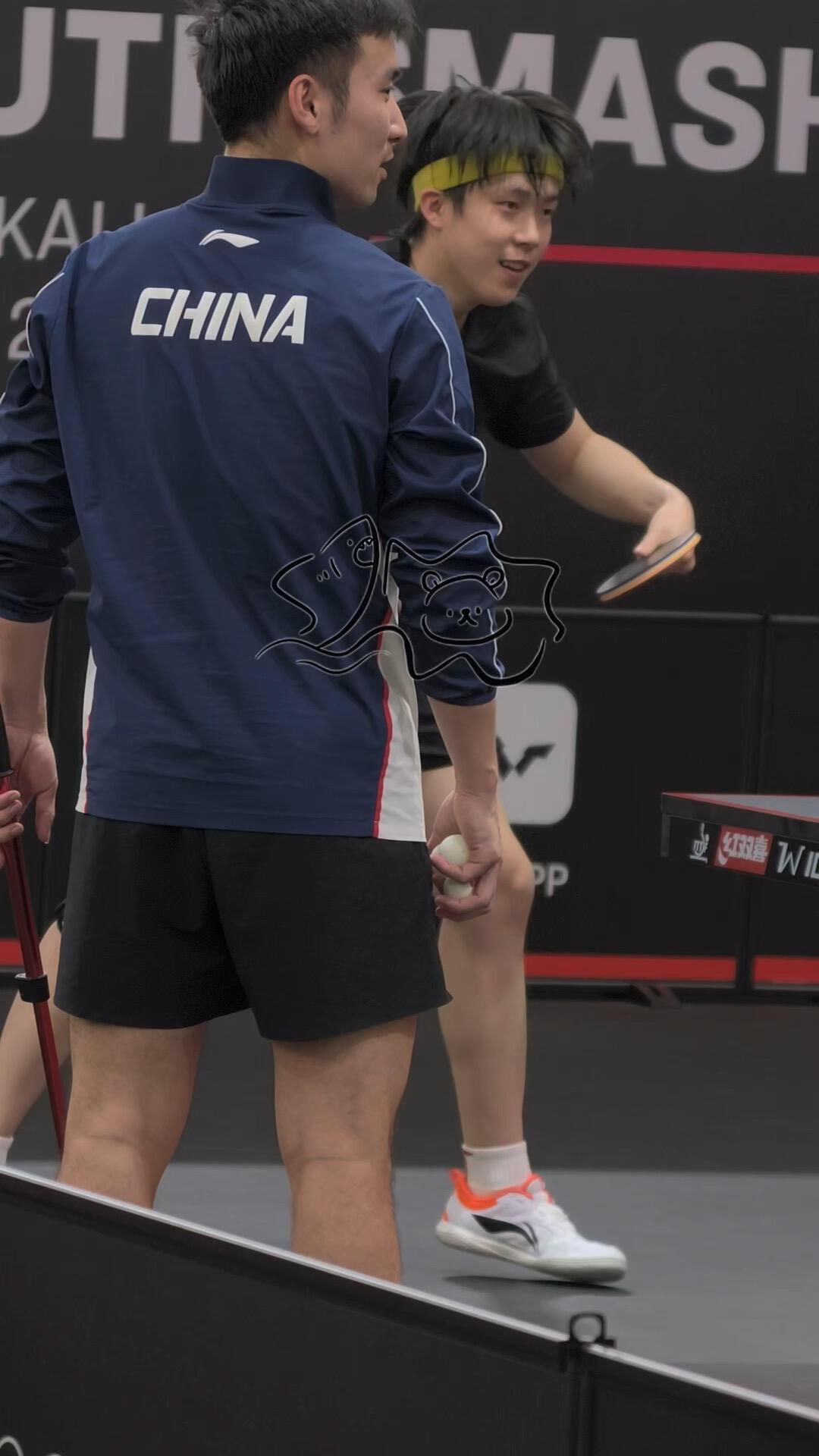 逮到两只小可爱，特别好的兄弟，并肩作战，打乒乓球也可以这么幸福，真美到了！
牛牛