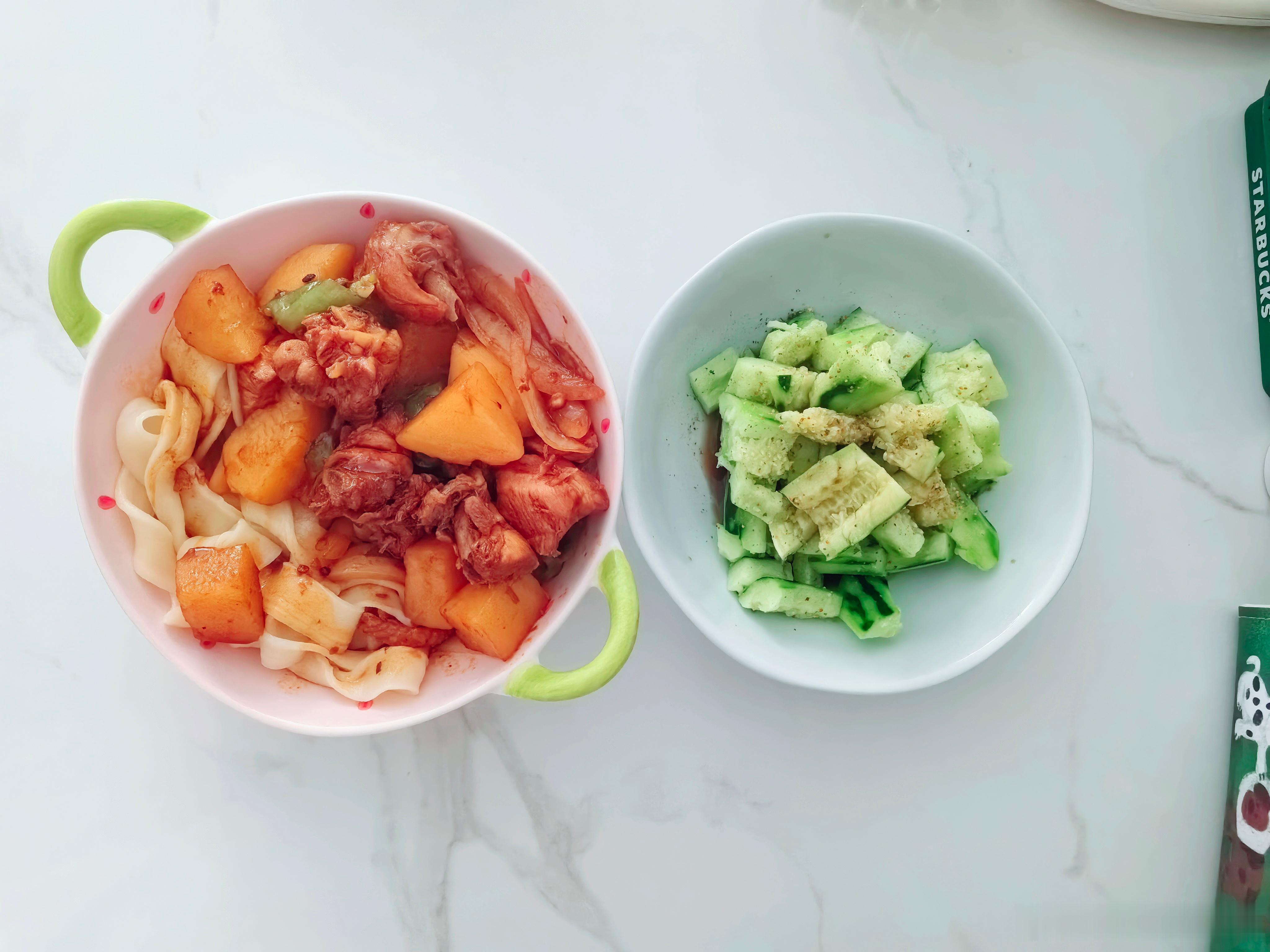 今日午餐 这几天天气凉爽做饭的热情很高。香喷喷的大盘鸡搞定，再拍一根黄瓜🥒，自