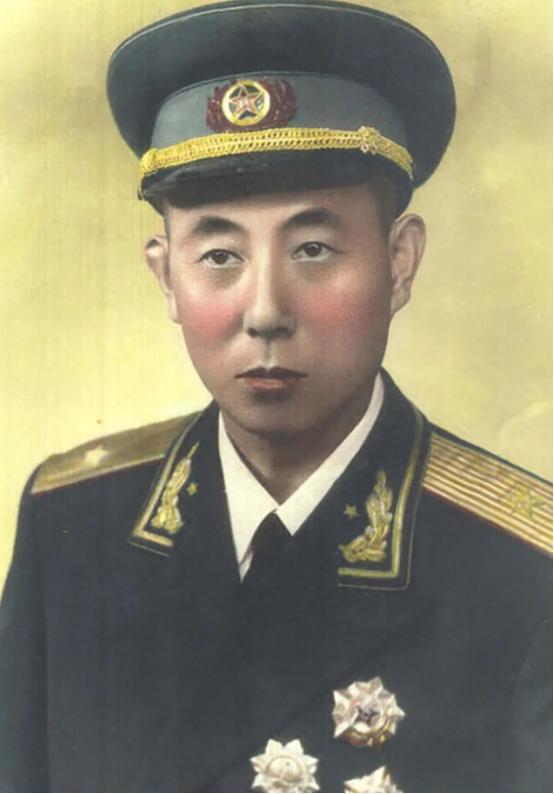 1958年，金日成来华访问，检阅完三军仪仗队后，突然从人群中冲出一个大个子，从背