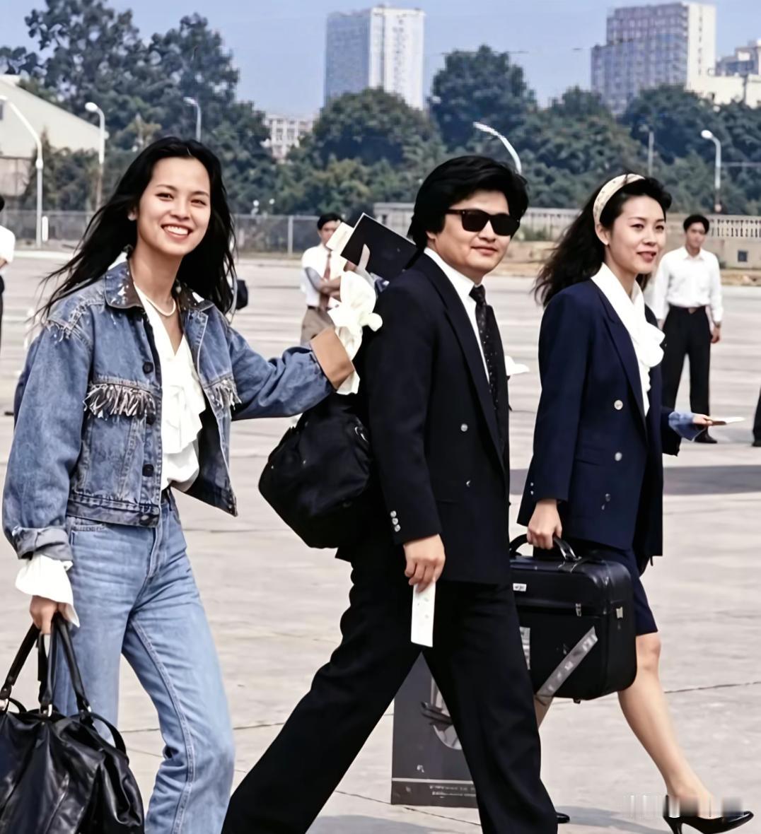 1990年北京亚运会前夕，在停机坪拍的一张合影。当年刘欢27岁，韦唯26岁，正是