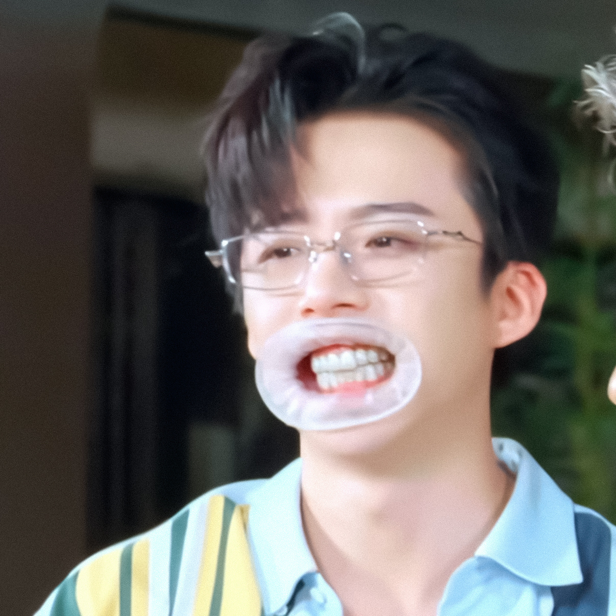 笑不行了，这个牙套不管干嘛都显得好睿智哈哈哈哈刘宇宁地球超新鲜 ｜刘宇宁开始推理