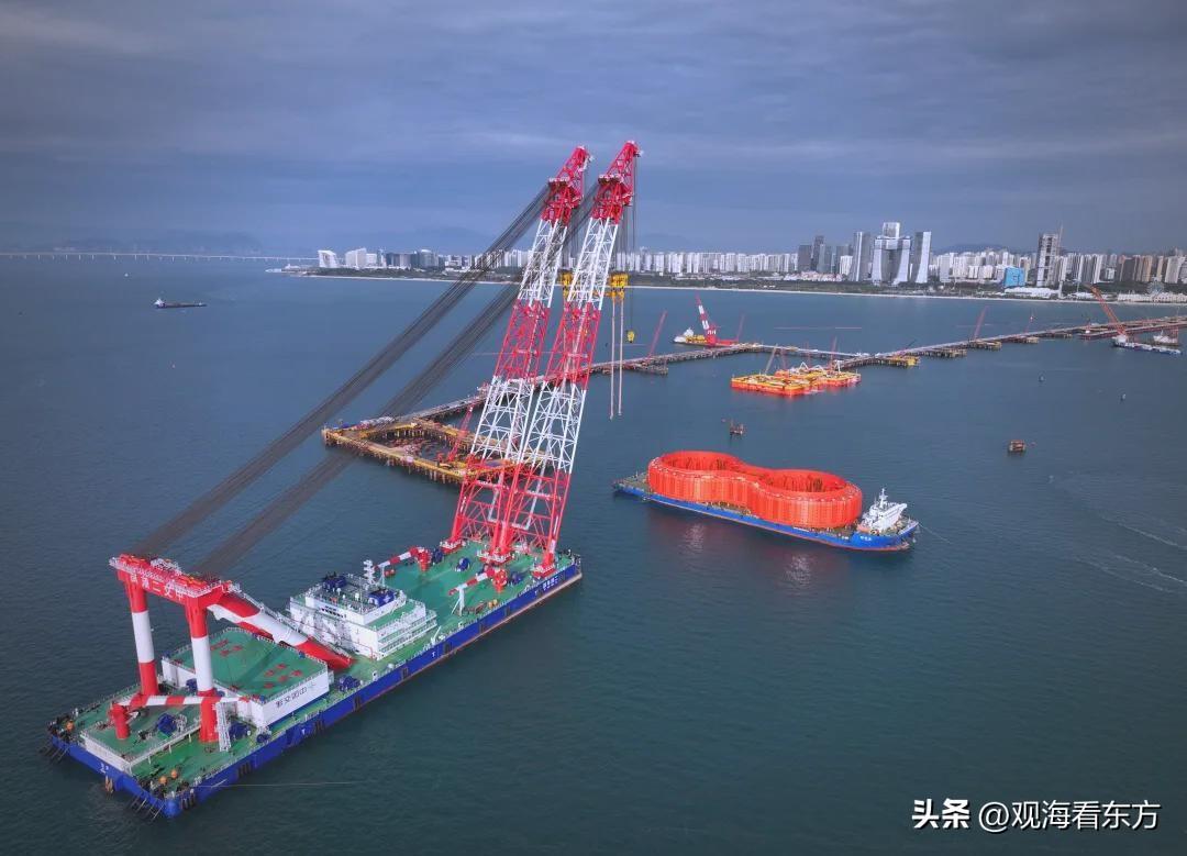 再就是产业能搭伙干大事。台湾的半导体占全球六成代工，大陆有庞大的应用场景，比如智