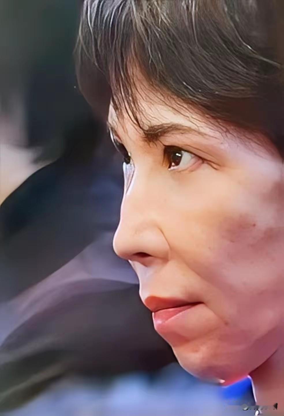大伙请看这张照片，这是高市早苗当选自民党总裁时被抓怕的表情，只见她眼睛直视前方，