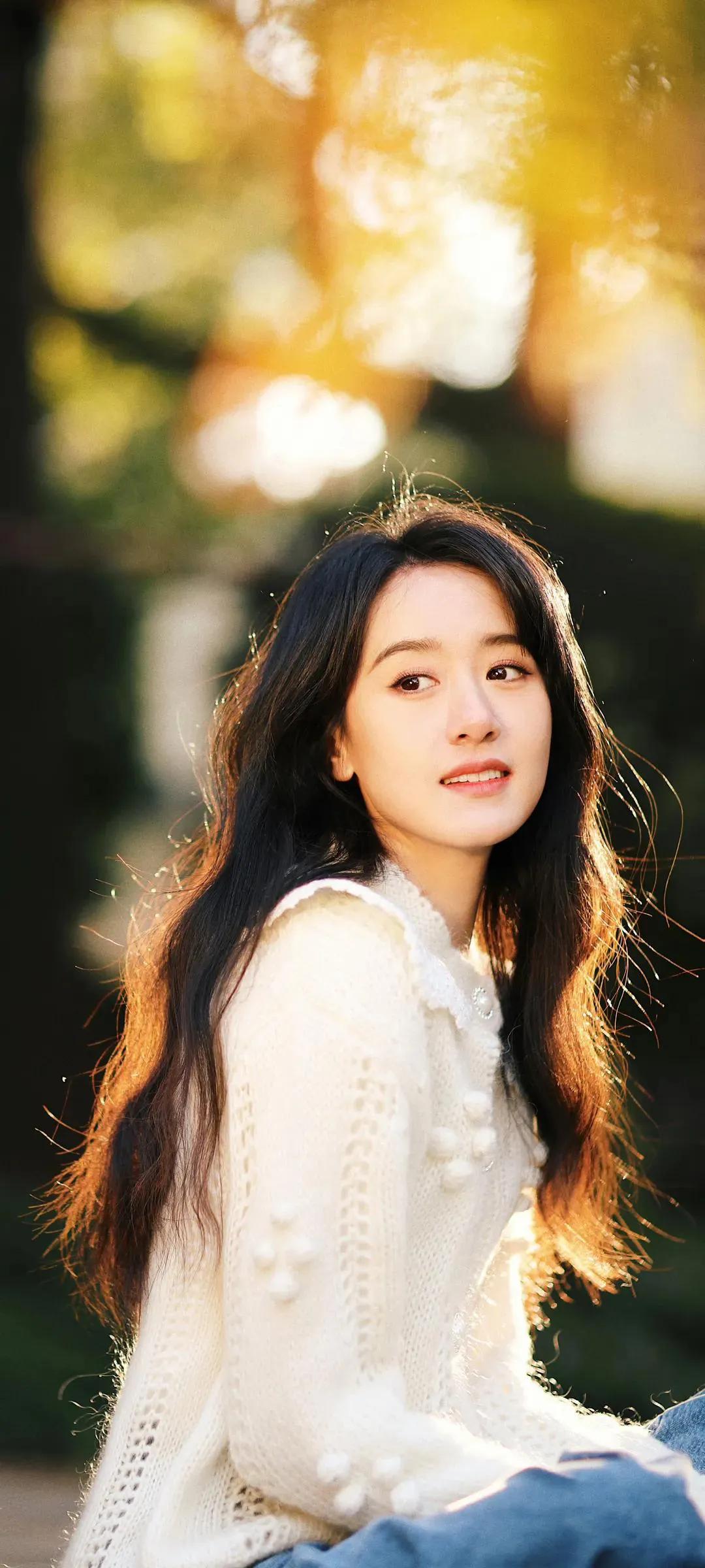 《邻家女的潇洒人生》

邻家有女，五十岁时，已历经三段婚姻。然而，正是这第三段婚