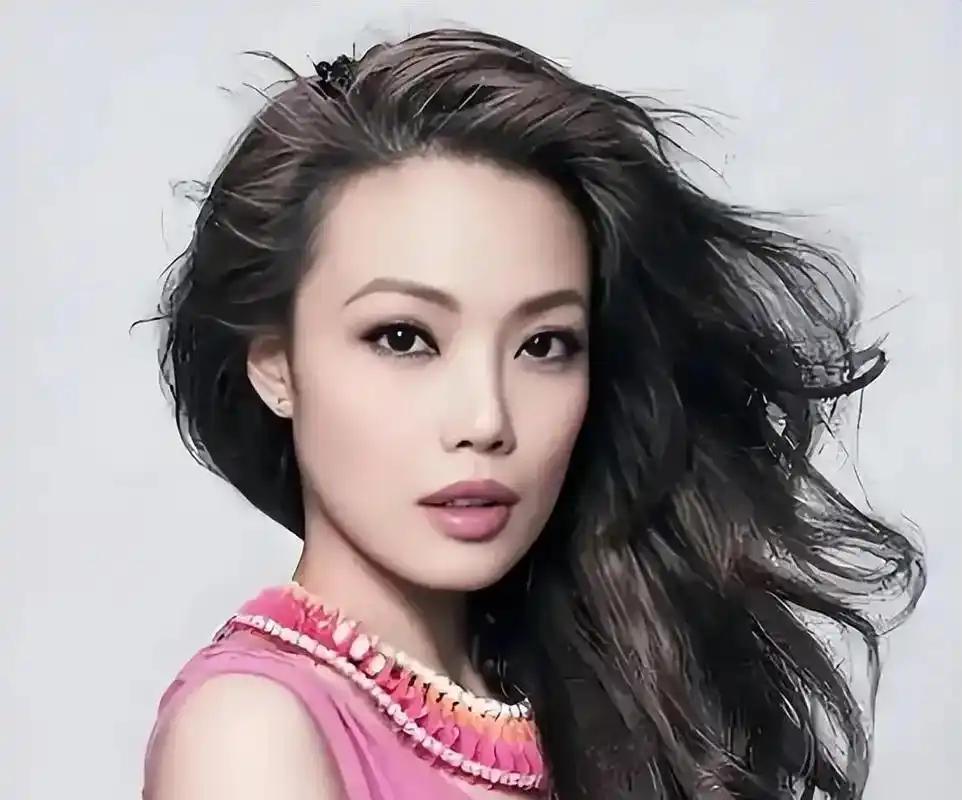 2013年，曾志伟60大寿，堪称娱乐圈世纪盛典。
TVB豪掷数百万包下香港会展中